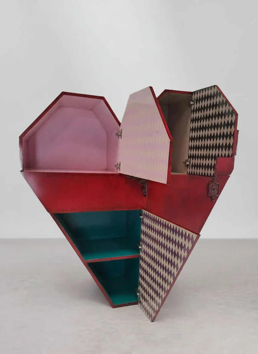 Interior del Mueble Corazón con compartimentos en varios colores.