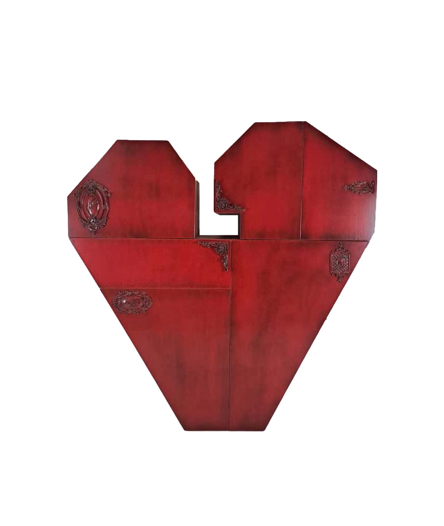 Vista frontal del Mueble Corazón lacado en rojo sobre fondo blanco.