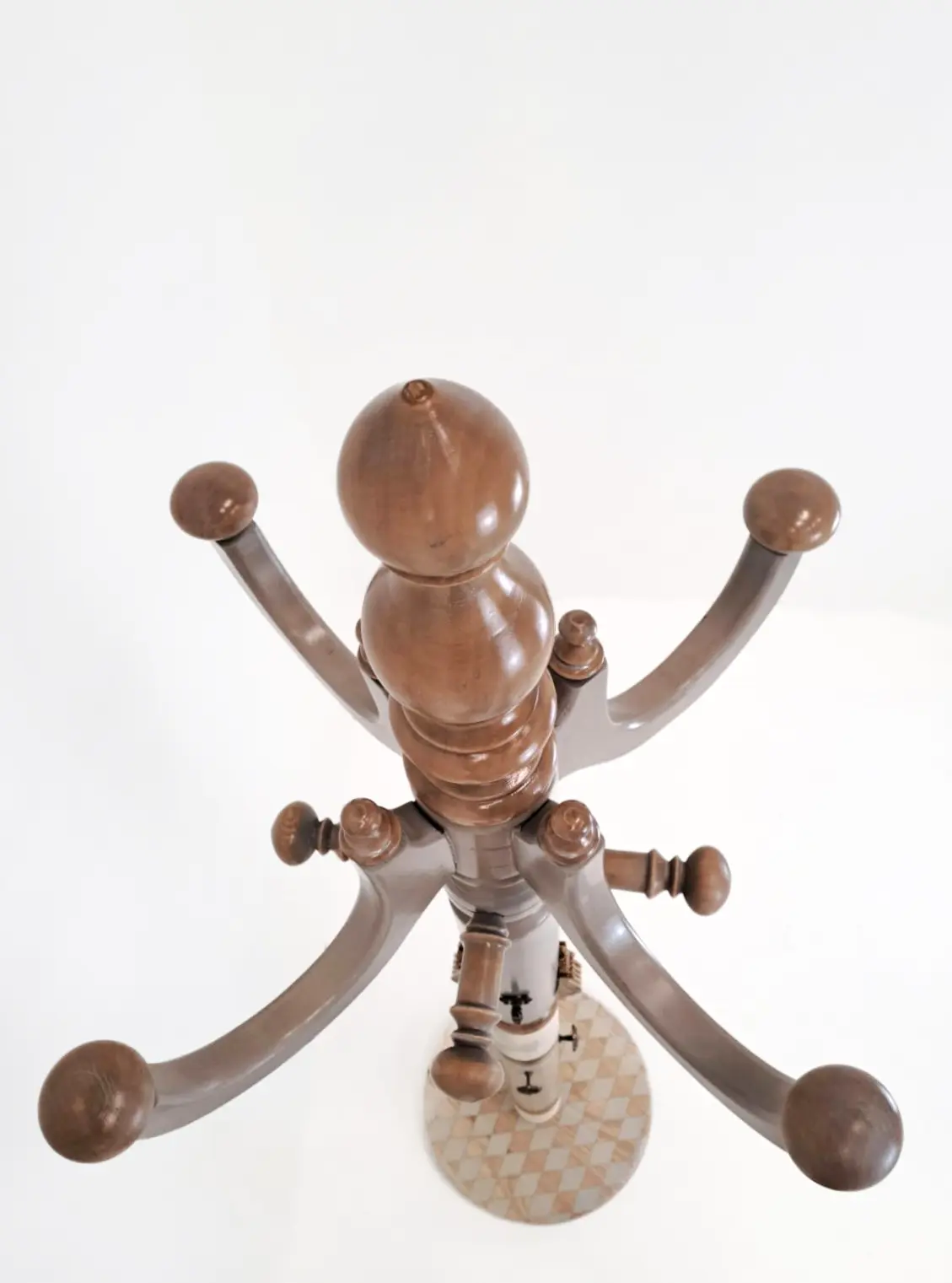 vista superior del perchero Cantabile mostrando los brazos curvos y los remates redondeados