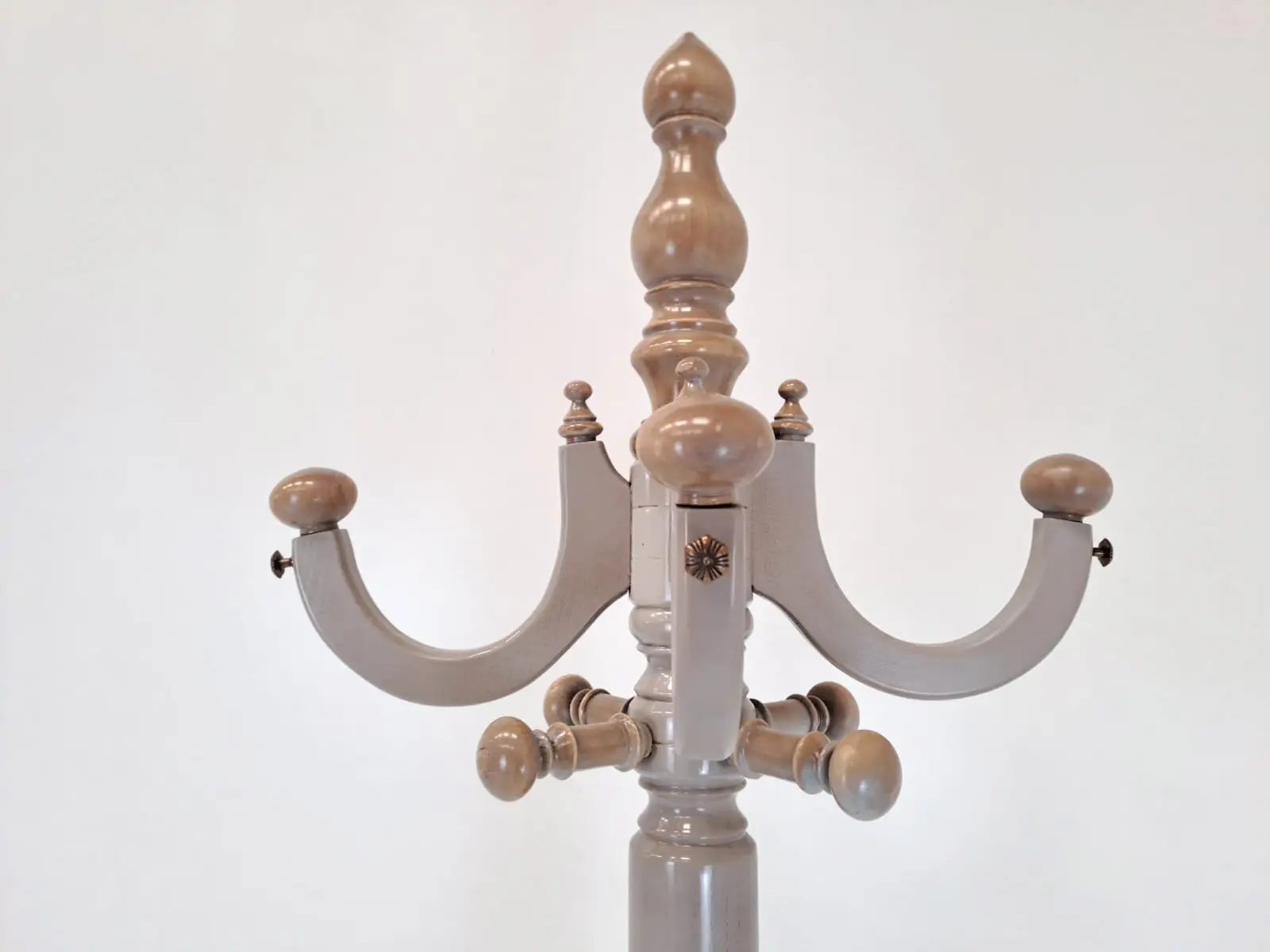 detalle del tramo superior del perchero Cantabile con elementos torneados y ganchos curvos