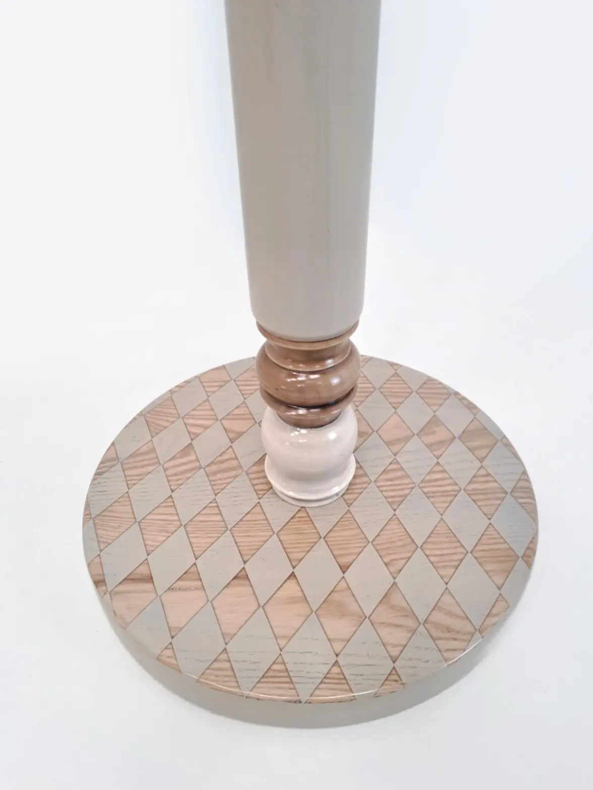 detalle de la base circular con patrón de rombos del perchero Cantabile