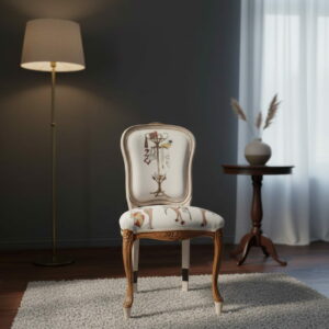 silla Camerino tapizada artesanal colocada en ambiente, mostrando su diseño ilustrado y estructura clásica