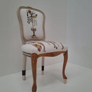 silla Camerino tapizada artesanal en vista lateral con estructura trabajada a mano