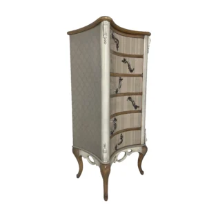 sinfonier Celestine sobre fondo blanco, con estructura lacada en crema, laterales decorados y tiradores metálicos ornamentales