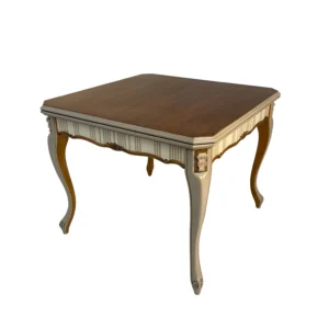 Mesa extensible Bella Época con acabado marfil patinado y sobre de madera natural