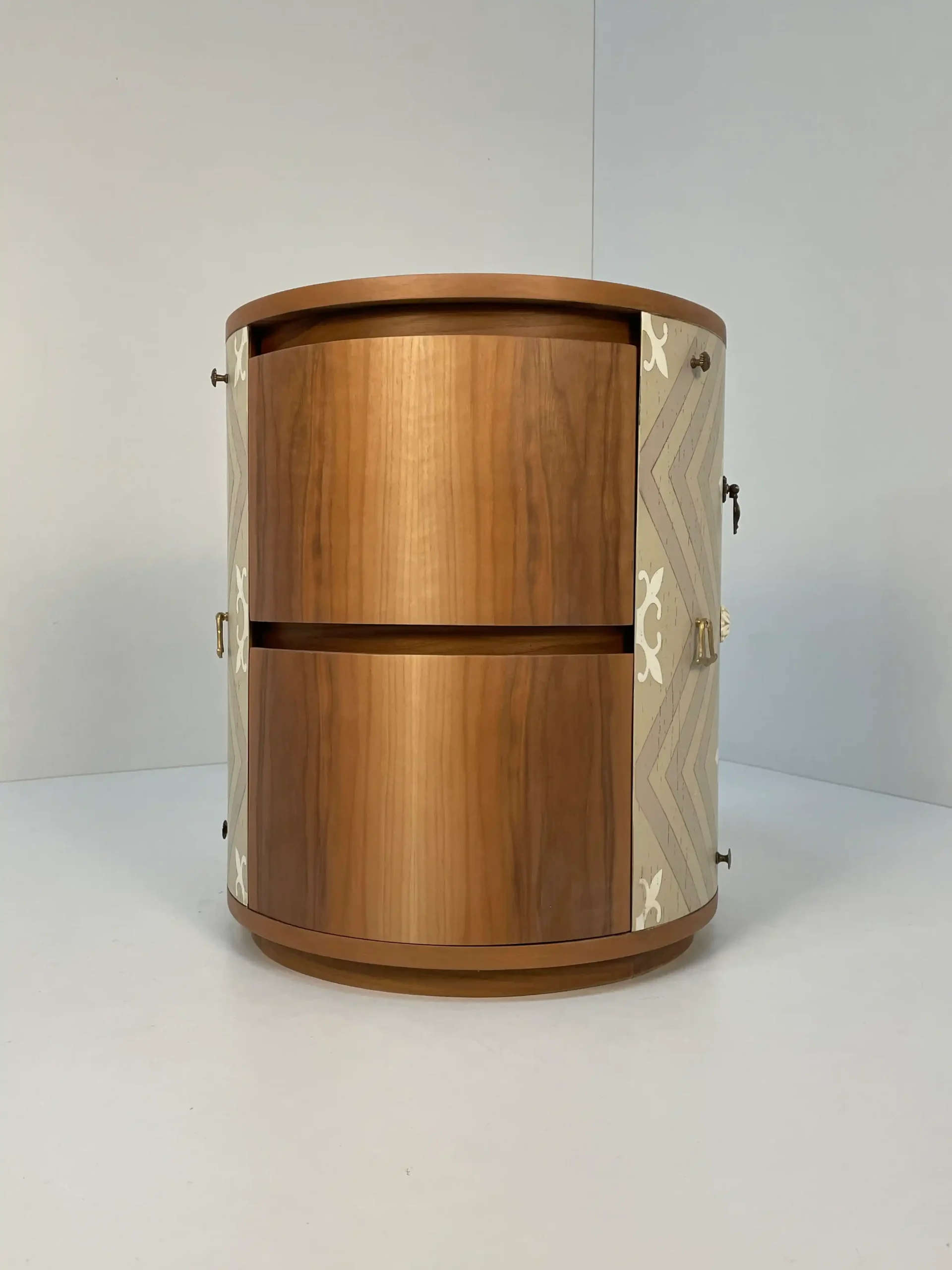 Mesilla de noche circular de nogal con dos cajones curvos y herrajes visibles