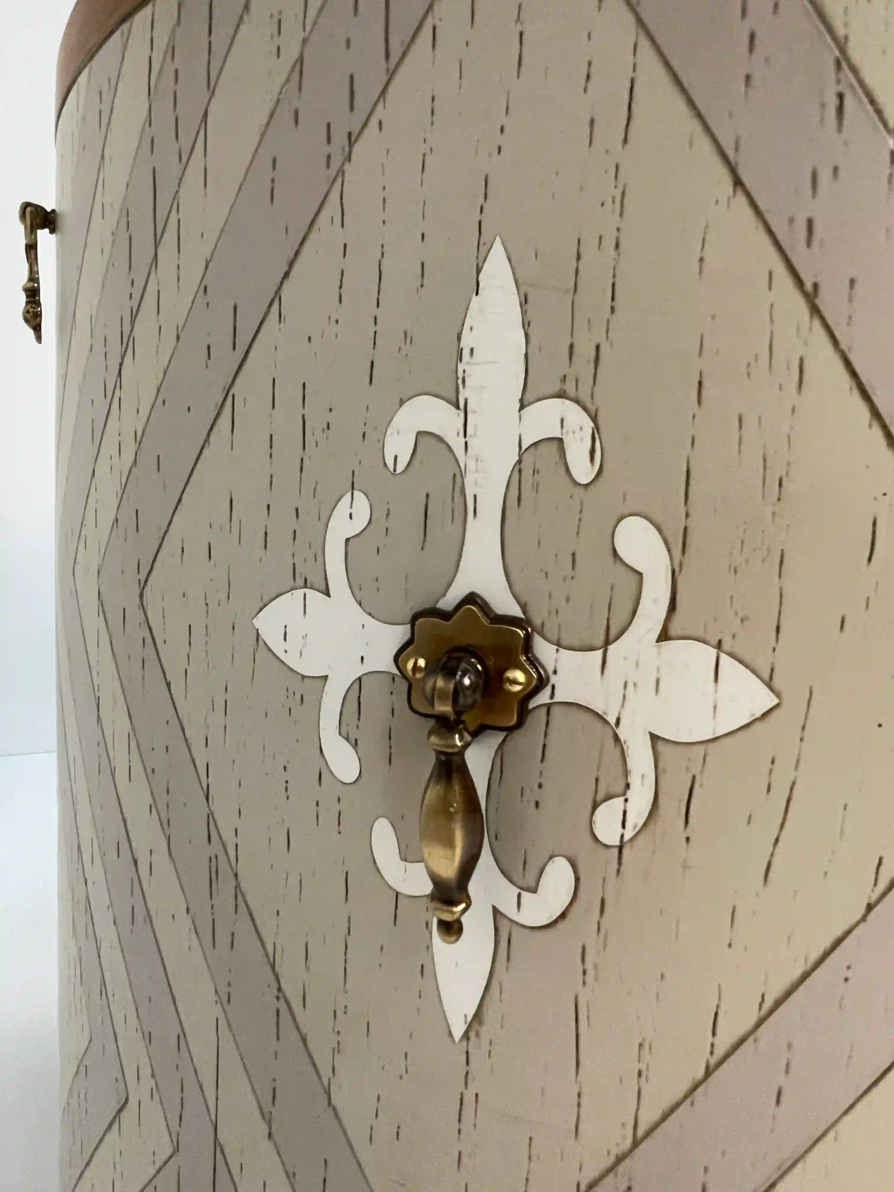 Herrajes metálicos en mesilla de noche circular artesanal de nogal