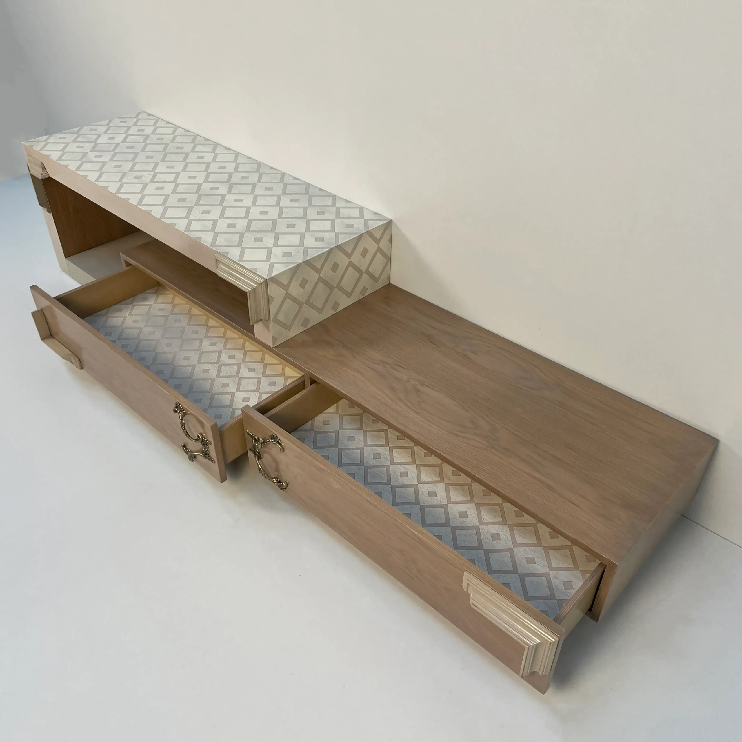 Mueble de televisión con módulo superior desplazable decorado con patrón de rombos.