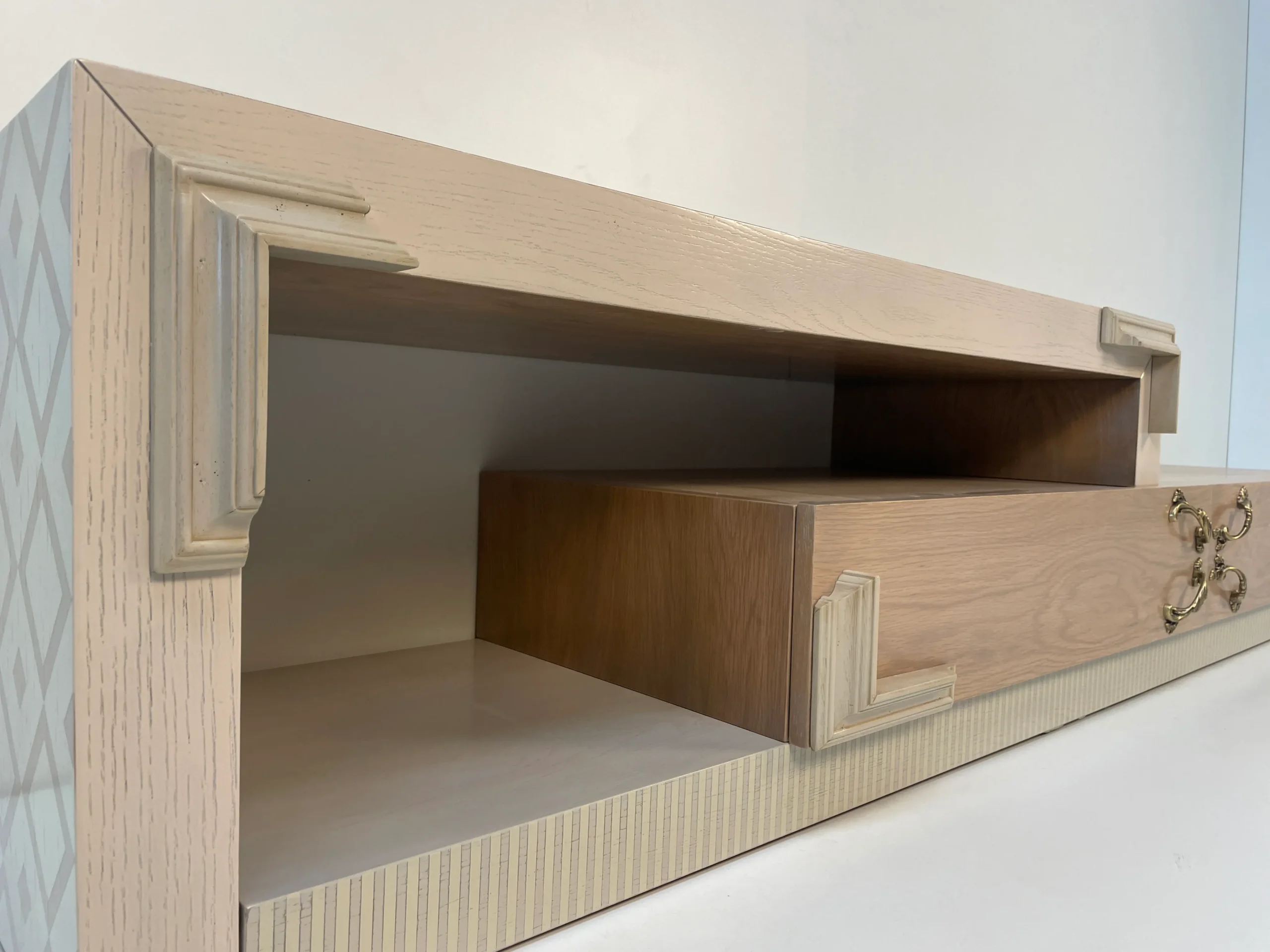 Detalle de los tiradores de estilo barroco en contraste con la estructura moderna de madera.