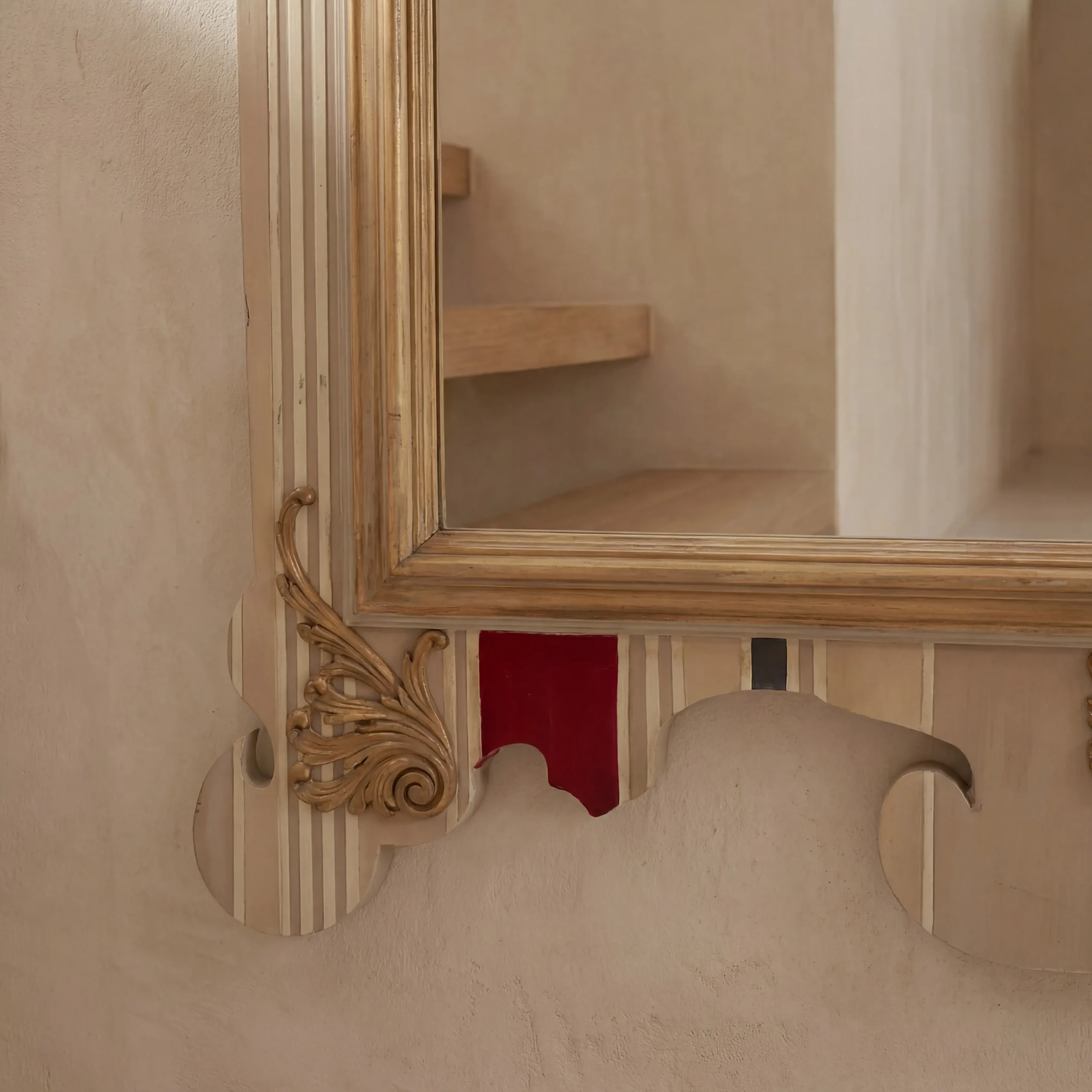 Espejo elegante de gran tamaño colocado como pieza central para la decoración de un recibidor o entrada principal.