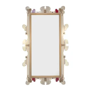 Vista frontal de un espejo de pared decorativo grande para salón con marco ornamentado exclusivo.