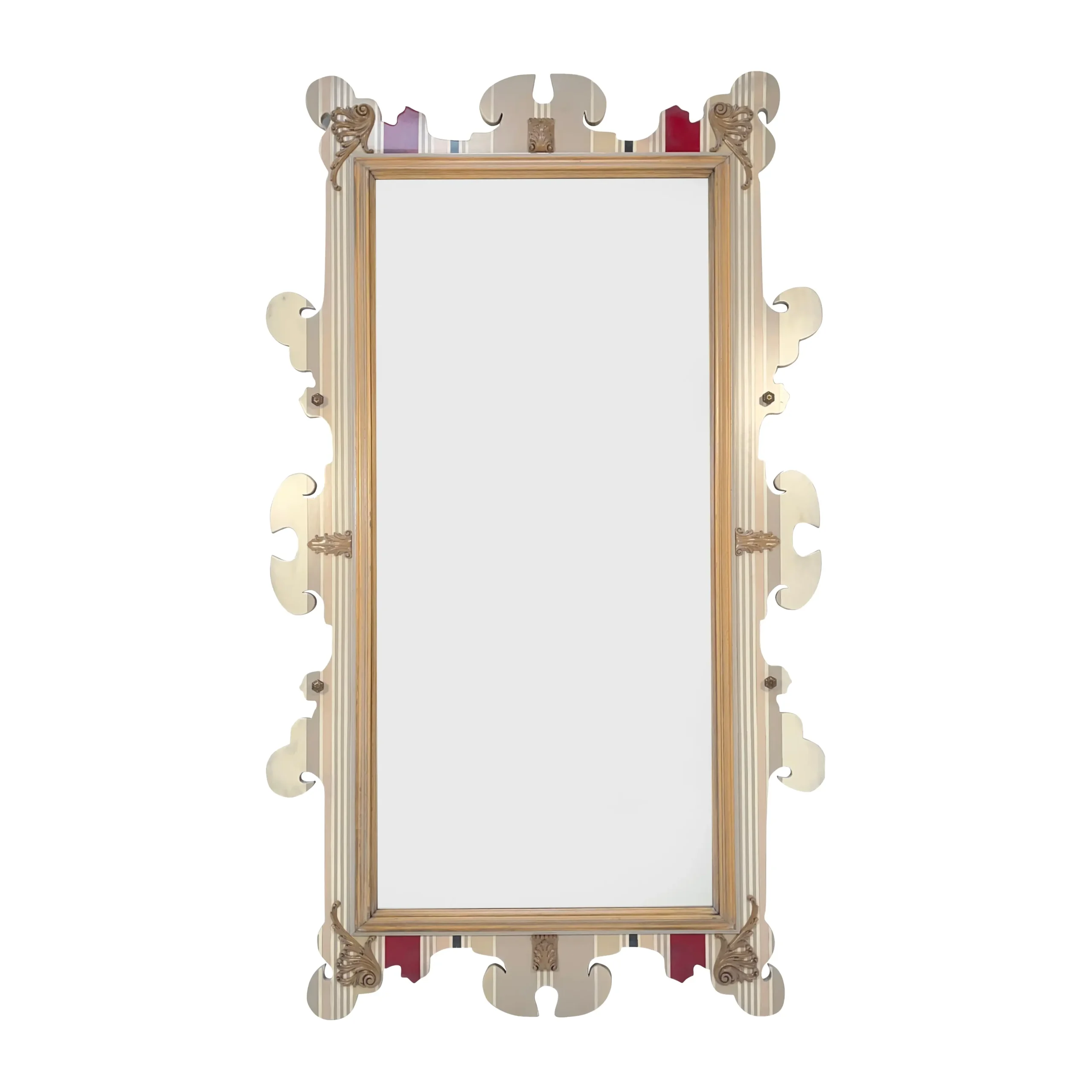 Vista frontal de un espejo de pared decorativo grande para salón con marco ornamentado exclusivo.