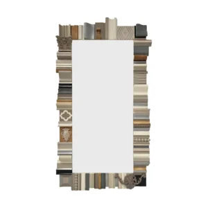 Vista frontal del espejo de pie grande modelo Cornice, con un marco único diseñado a base de un collage de molduras arquitectónicas.