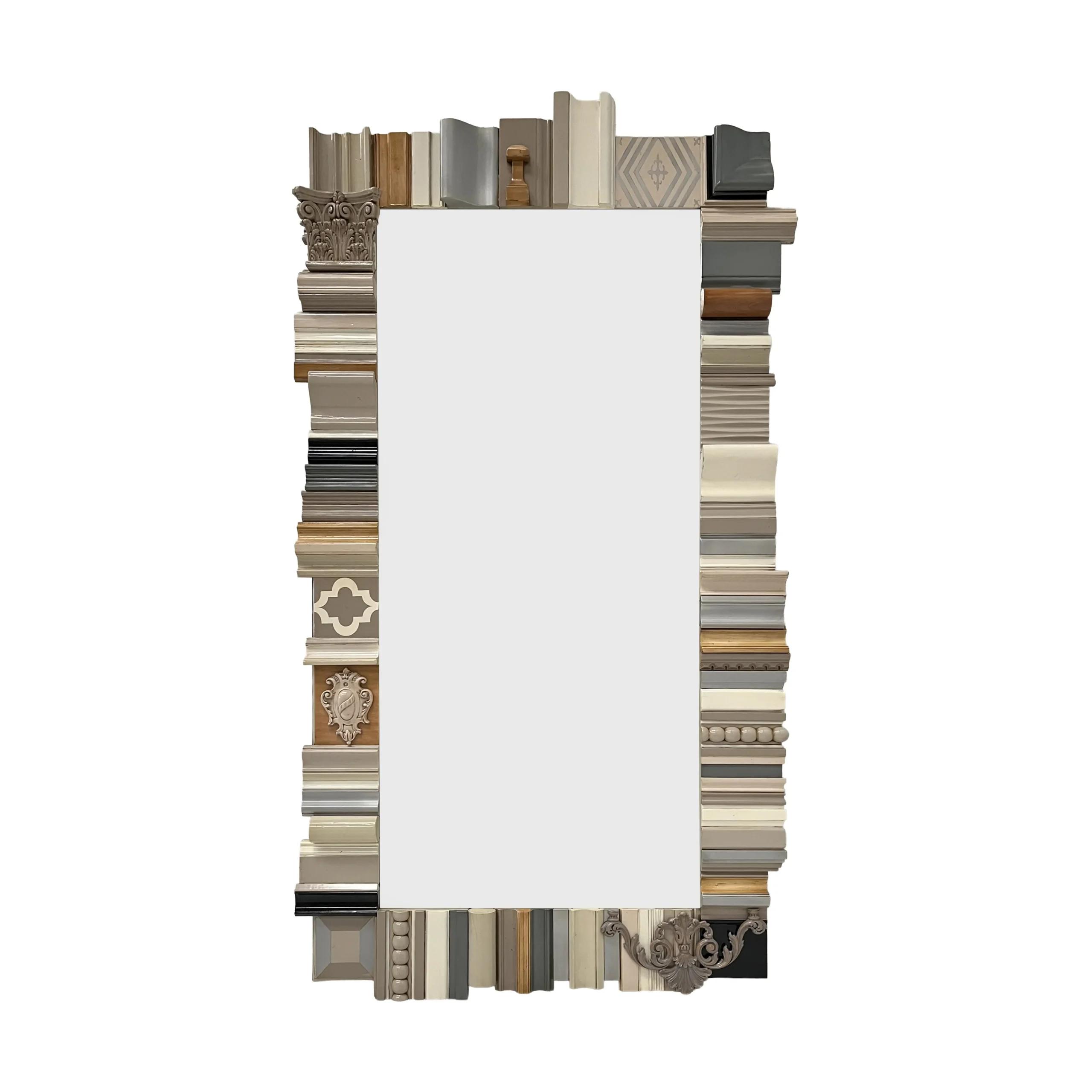 Vista frontal del espejo de pie grande modelo Cornice, con un marco único diseñado a base de un collage de molduras arquitectónicas.