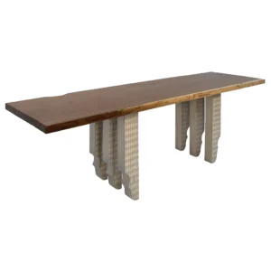 Mesa de comedor Viga con tablón de nogal macizo y diseño exclusivo.