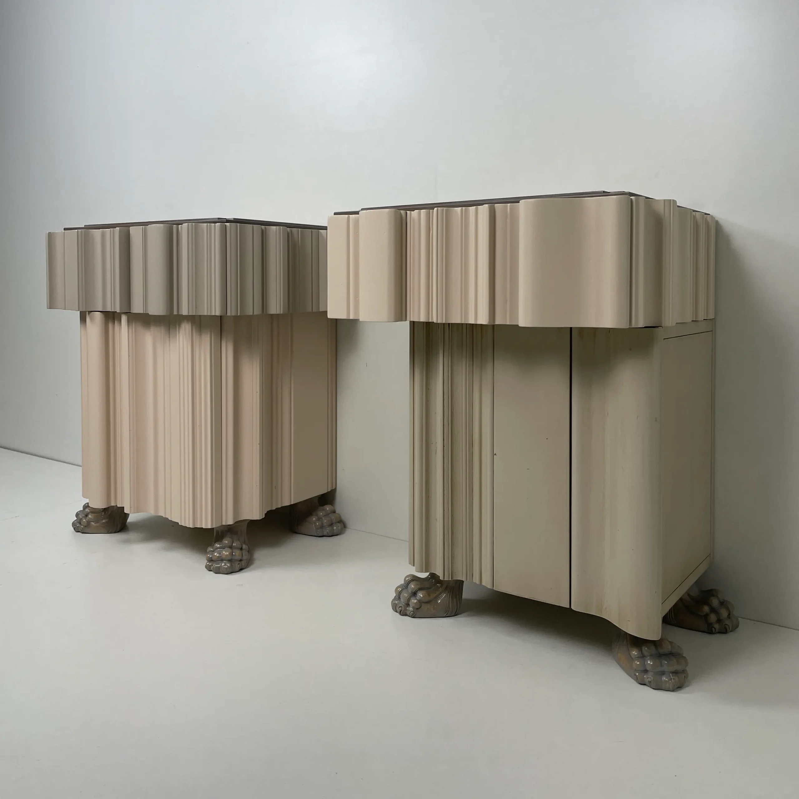 Detalle frontal ondulado de la mesilla de noche Bosco en acabado crema