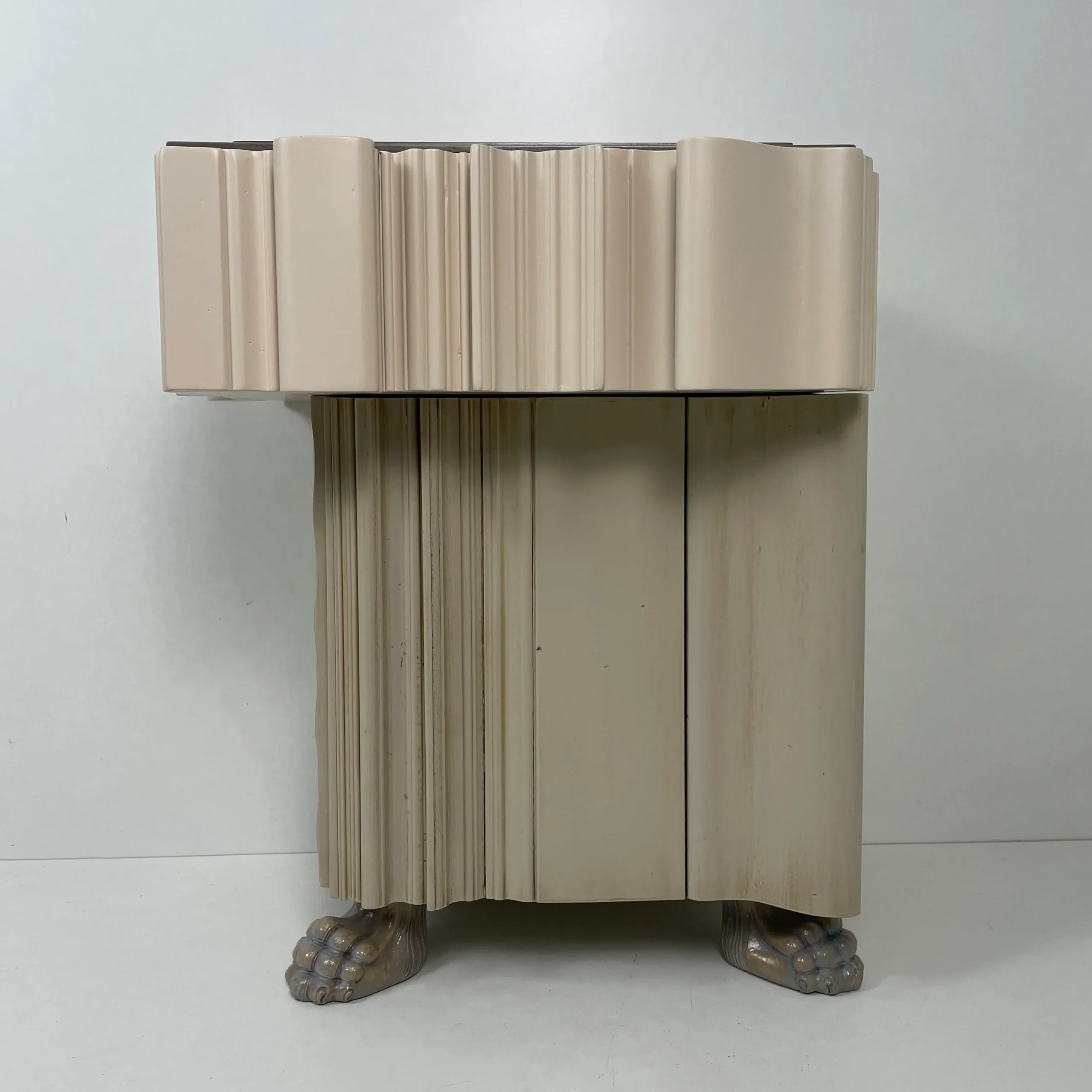 Detalle de las patas talladas de la mesilla de noche Bosco