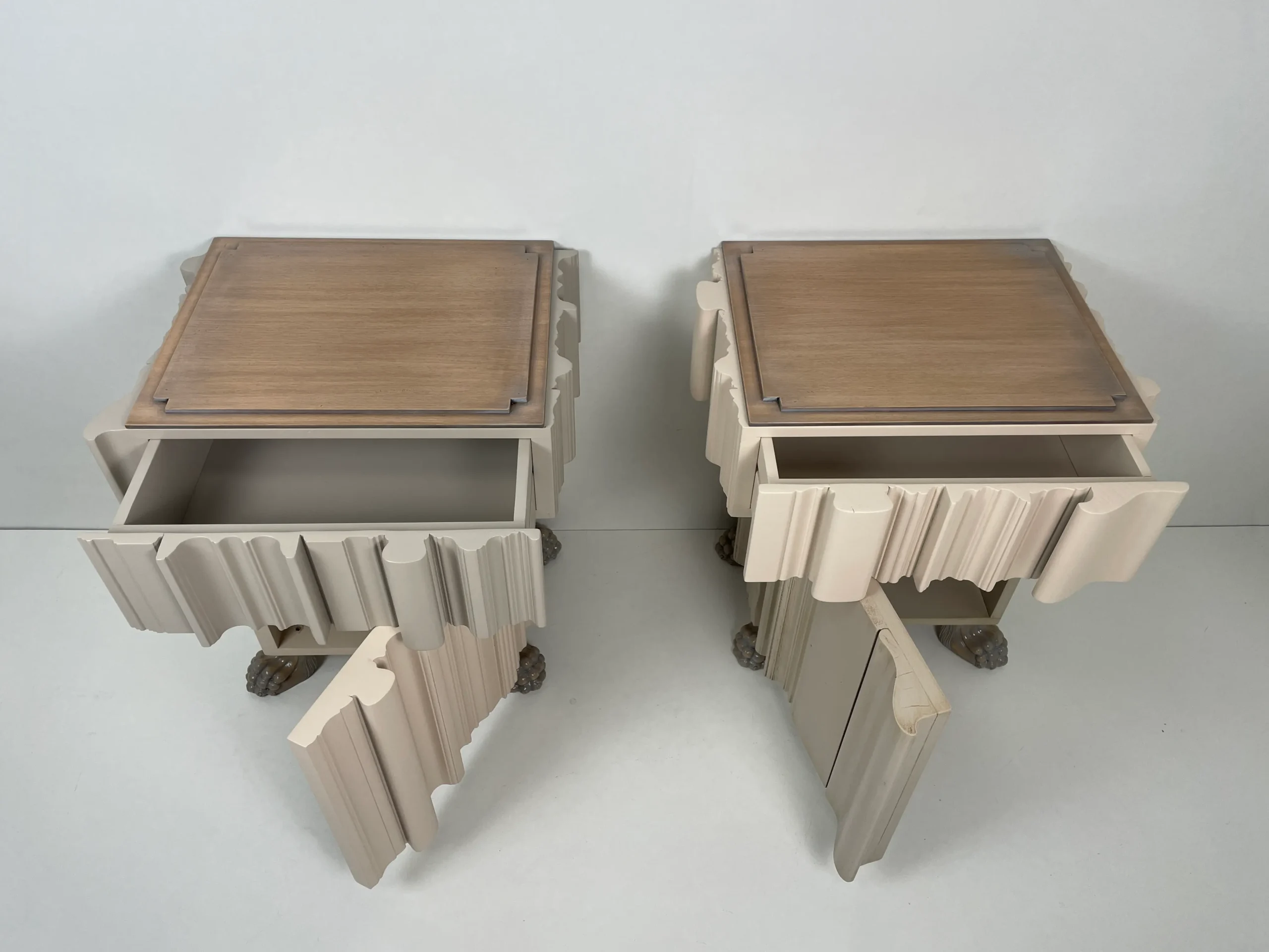 Superficie superior de la mesilla Bosco en madera clara natural