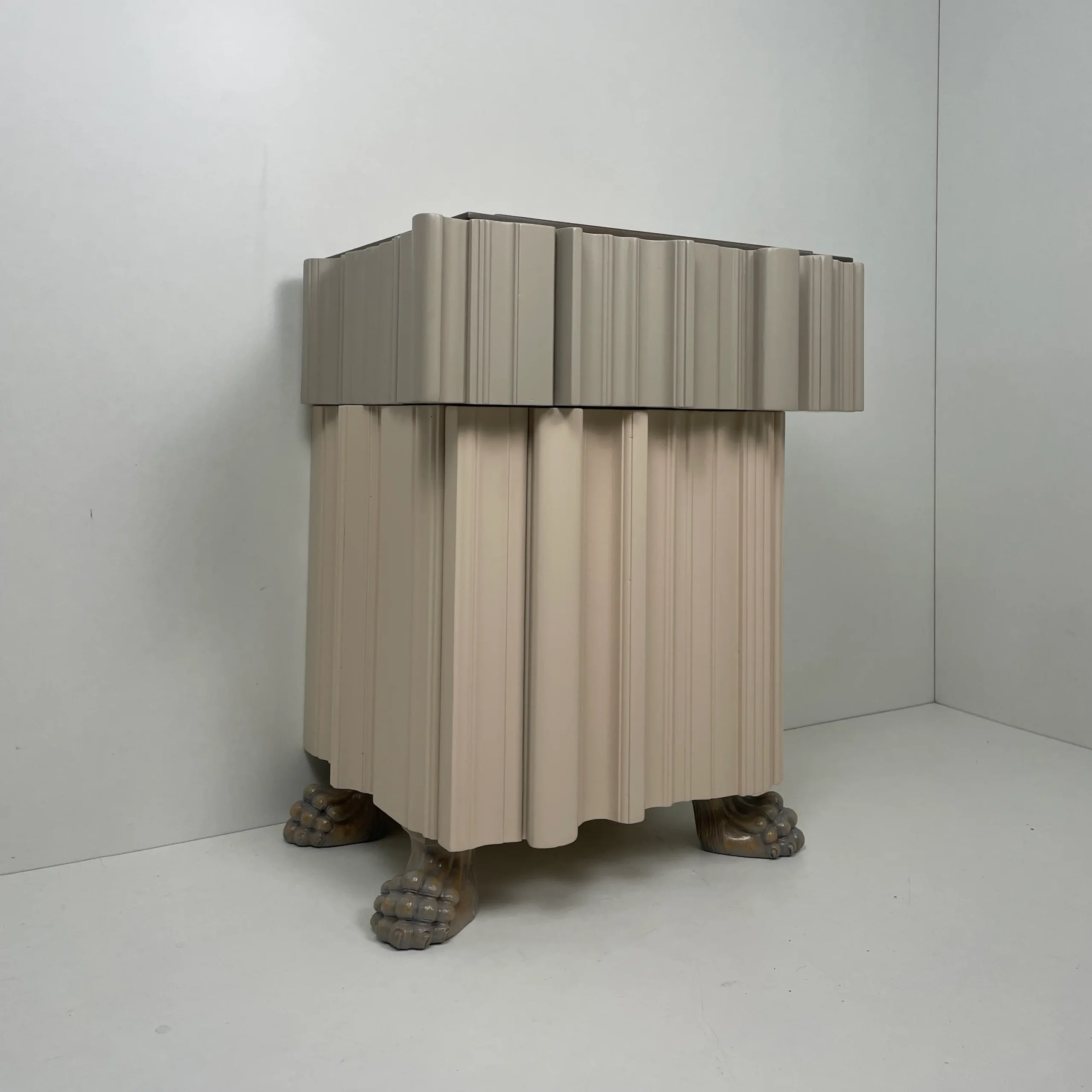 Detalle de las patas talladas de la mesilla Bosco II