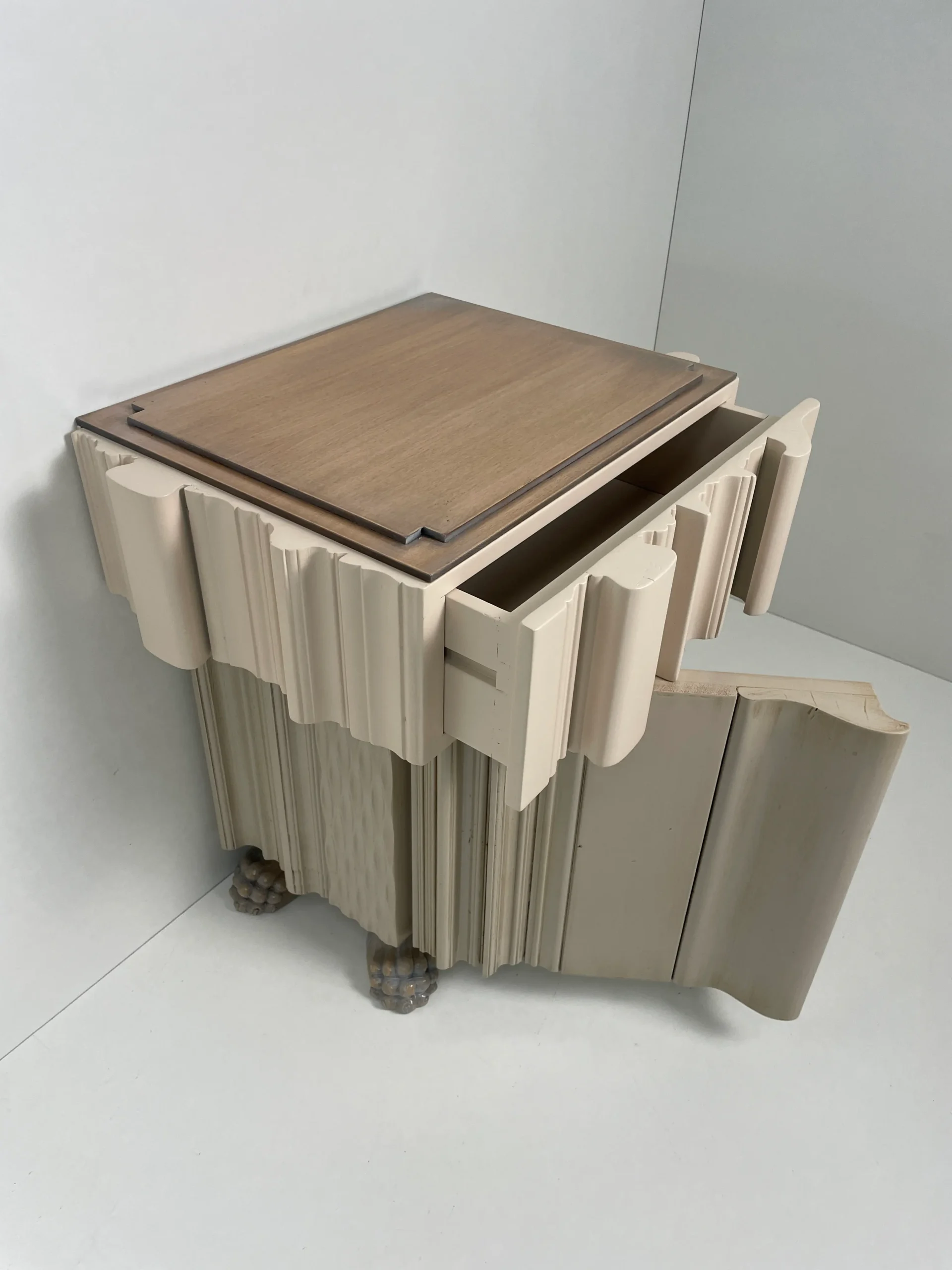 Detalle de textura y acabado satinado de la mesilla de noche Bosco