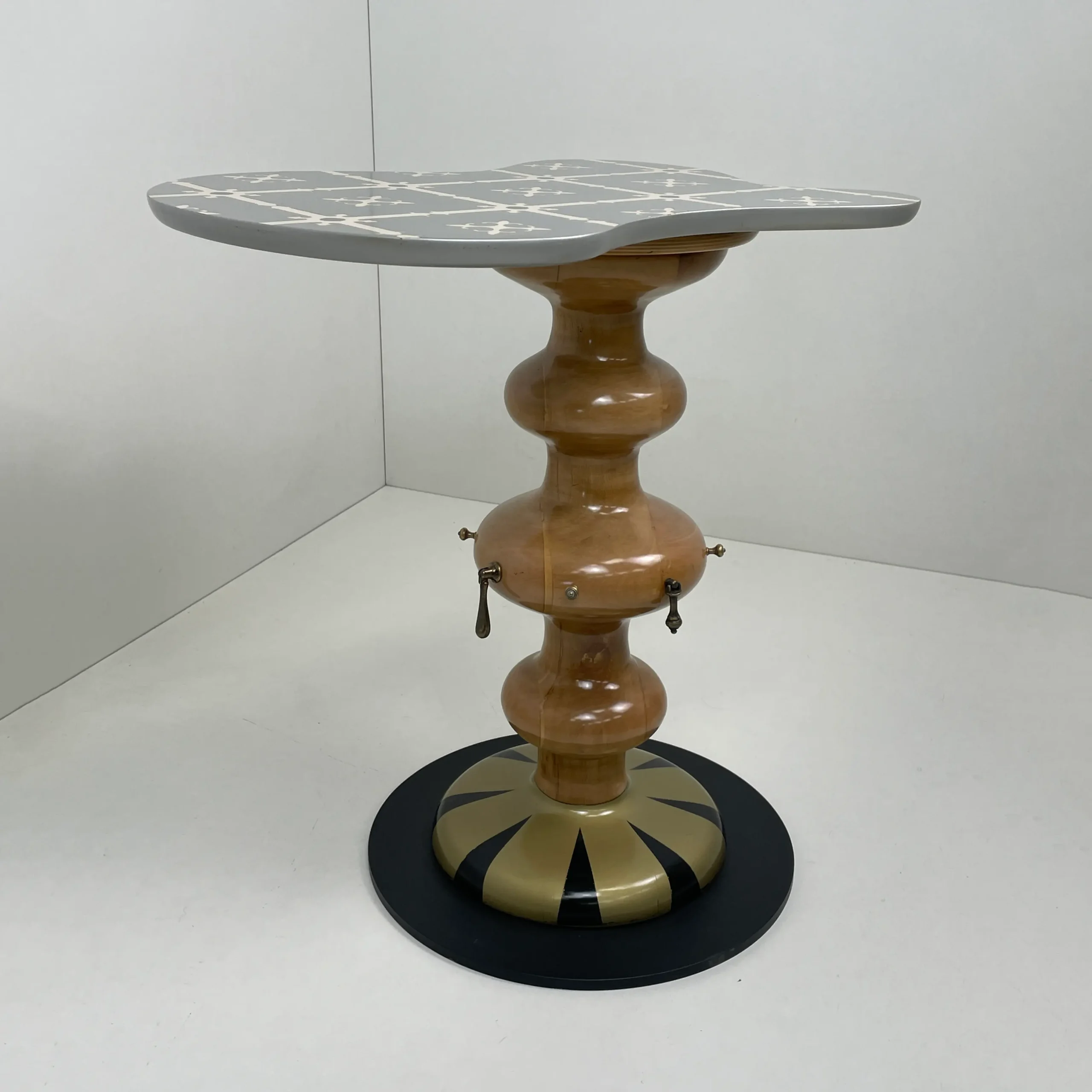 Mesita Marcela: una pieza de mobiliario que funciona como escultura decorativa.