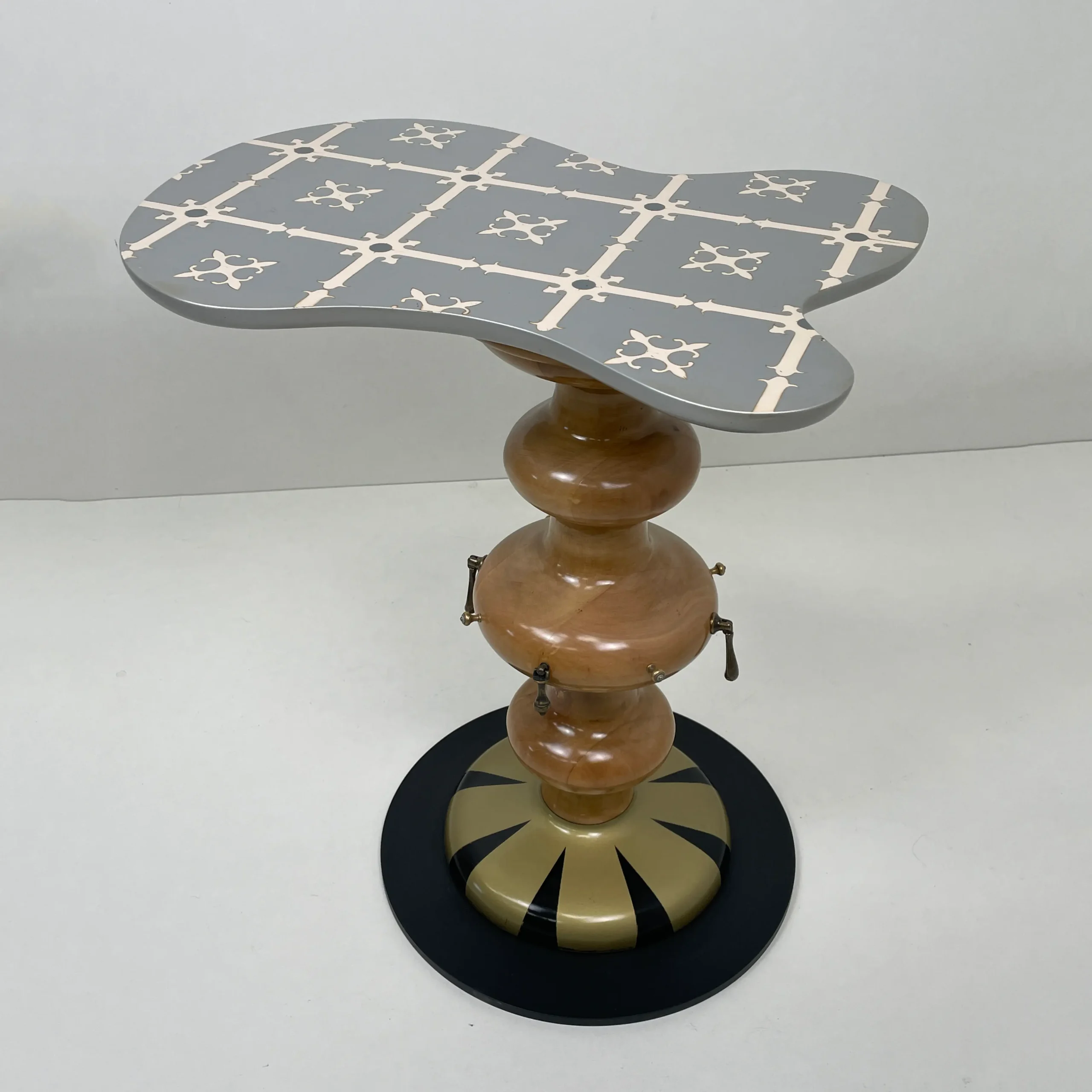 Mesita de apoyo única por su forma fluida y combinación de estilos.