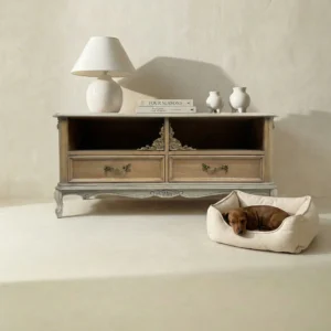 Aparador bajo para TV con diseño artístico en la superficie y estructura robusta.