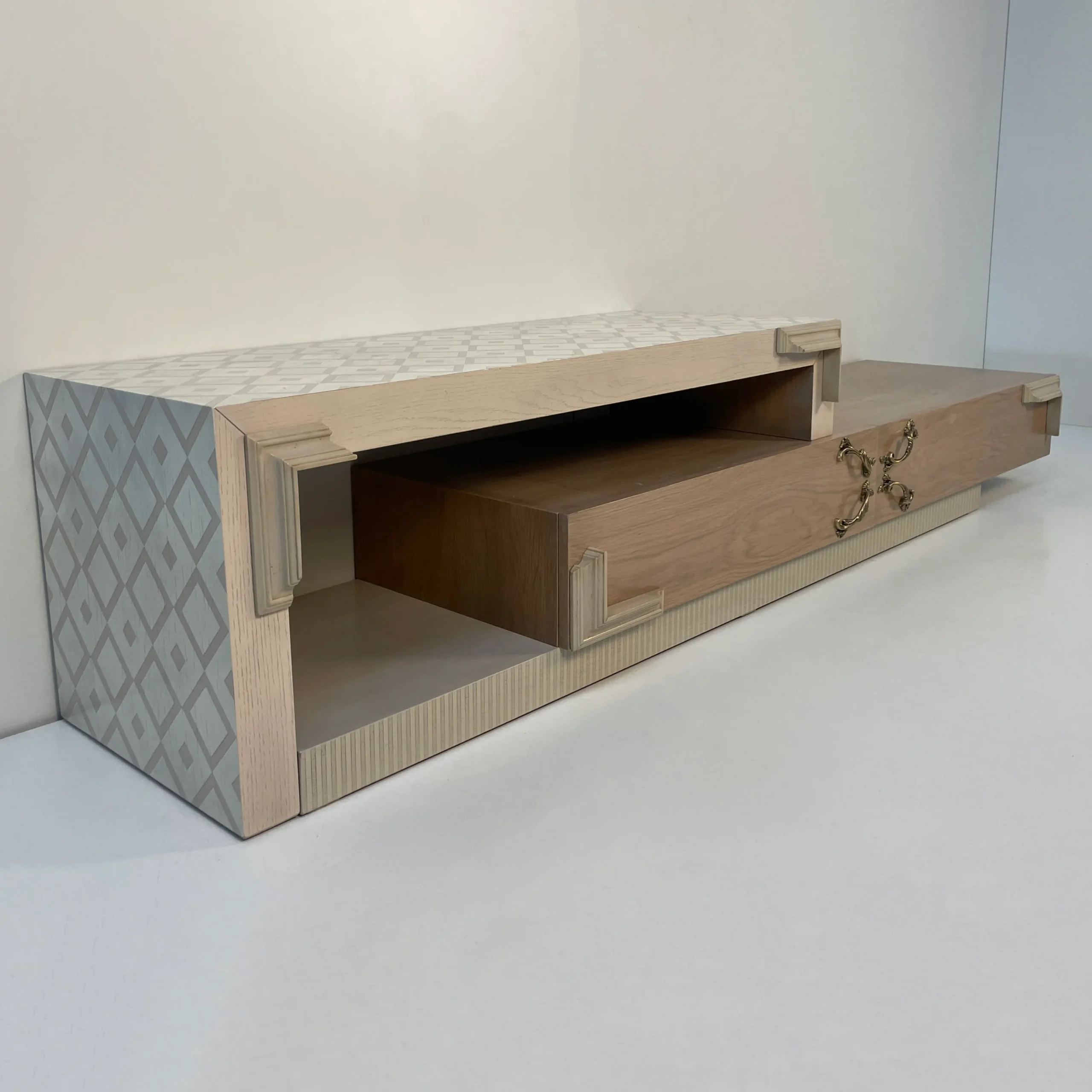 Mueble bajo de salón adaptable a diferentes espacios gracias a su estructura móvil.