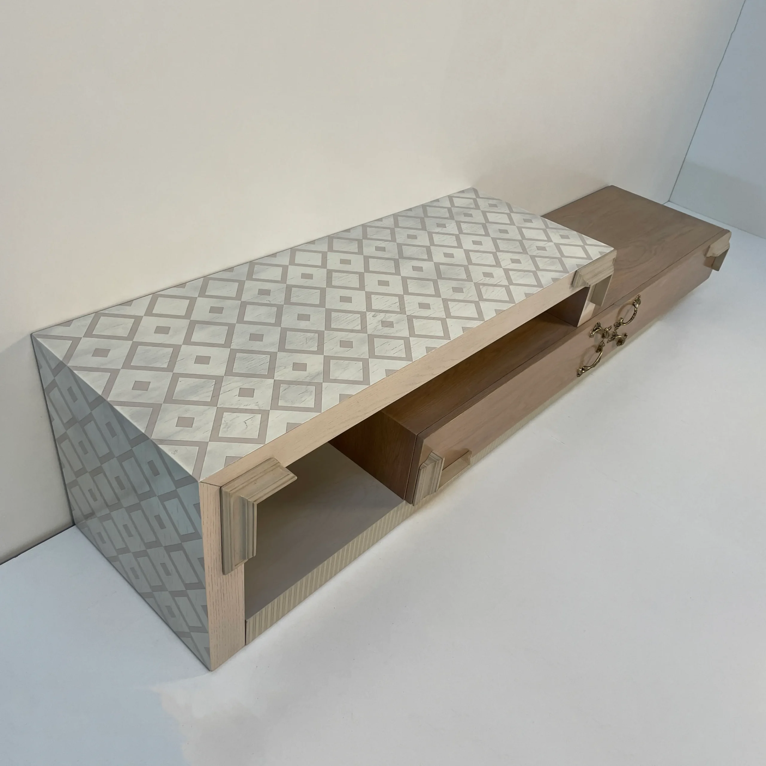 Mueble de TV de madera natural con combinación de texturas lisas y geométricas.