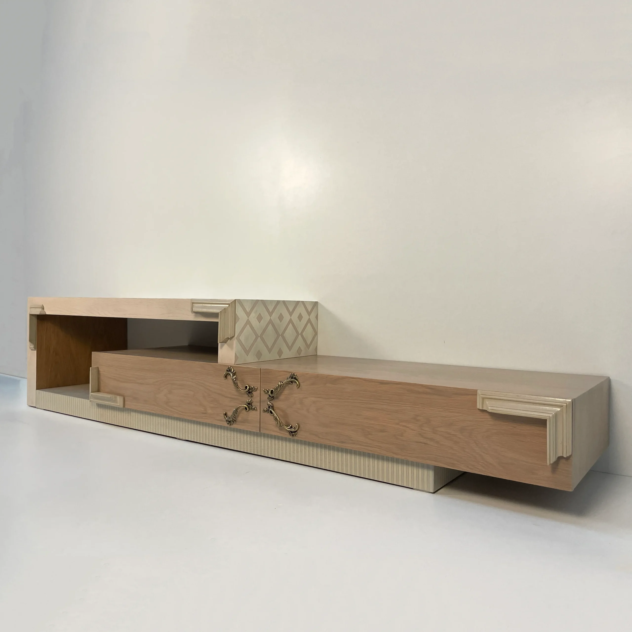 Mueble de diseño contemporáneo con funcionalidad ajustable y herrajes clásicos.