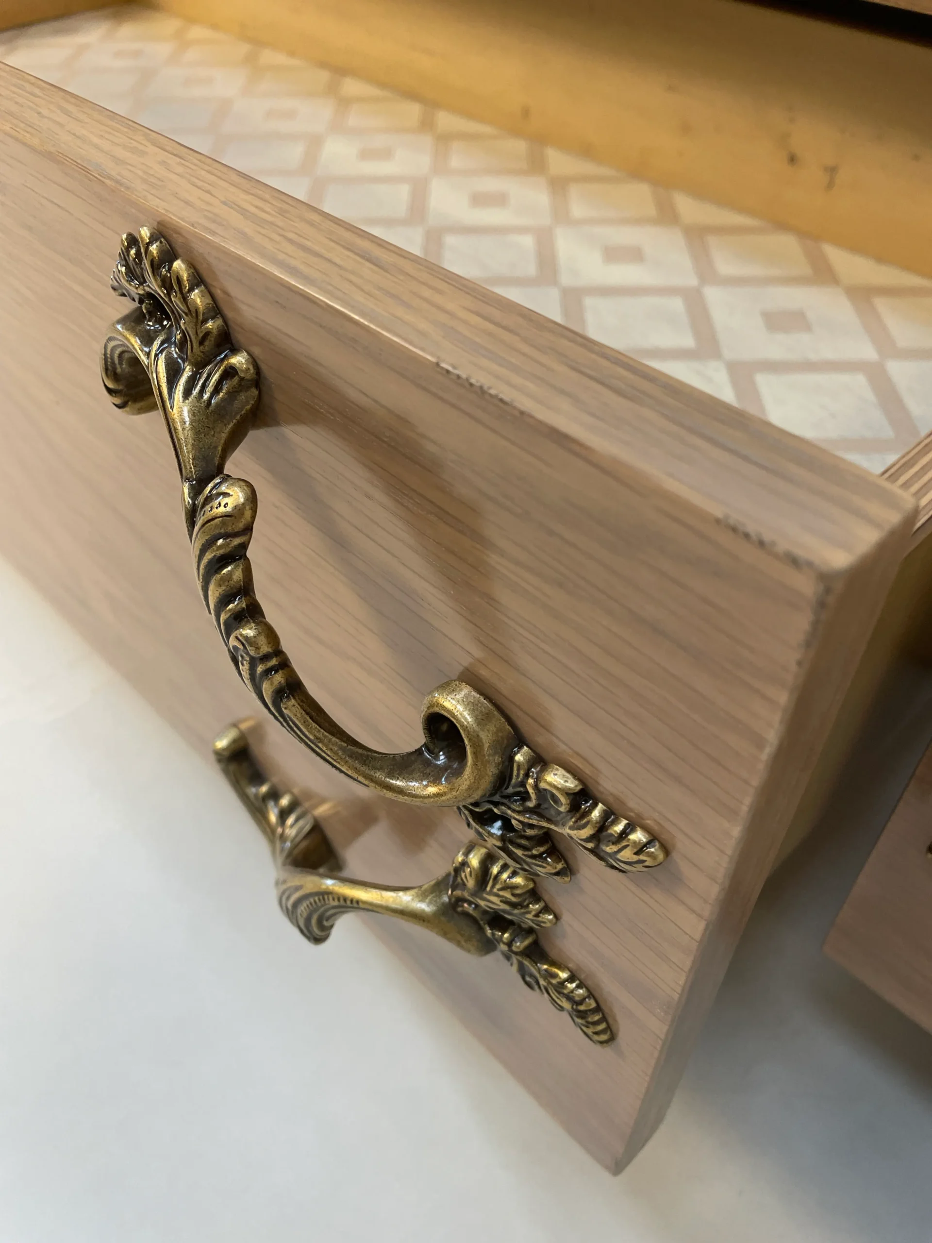 Mueble de TV modelo Metro con sistema extensible que permite ajustar el ancho hasta 250 cm.